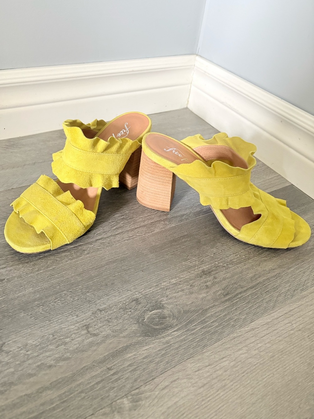 FREE PEOPLE Rosie Ruffle Block Heels Sandals Womens 7 Summer Euro Chic Boho - Picture 9 of 10